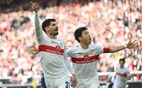 Stuttgarts Josha Vagnoman (M) versucht sich gegen die Kölner Julian Chabot (l) und Eric Martel durchzusetzen. - Foto: Marijan Murat/dpa