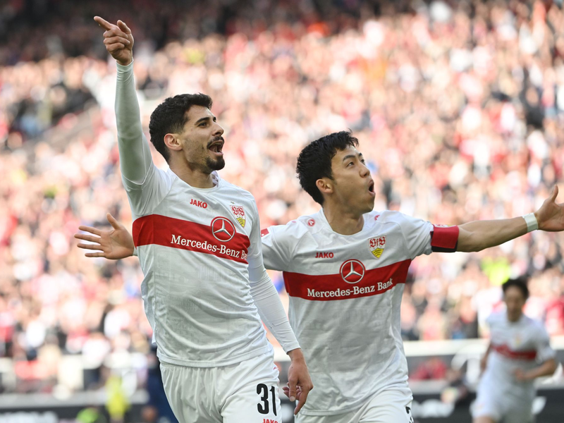 Stuttgarts Josha Vagnoman (M) versucht sich gegen die Kölner Julian Chabot (l) und Eric Martel durchzusetzen. - Foto: Marijan Murat/dpa