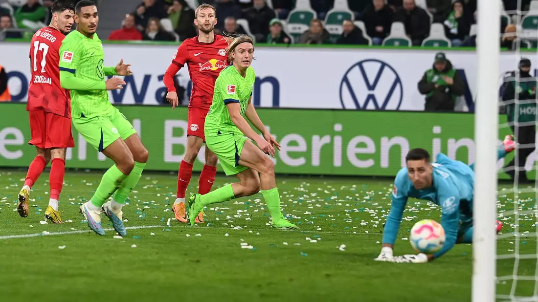 Yussuf Poulsen (l) erzielte den Leipziger Ausgleich in Wolfsburg. - Bild: Swen Pförtner/dpa