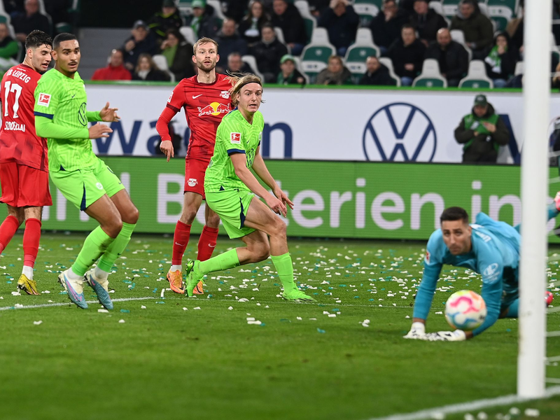 Frust pur bei Wolfsburgs Trainer Ralph Hasenhüttl. - Foto: Swen Pförtner/dpa