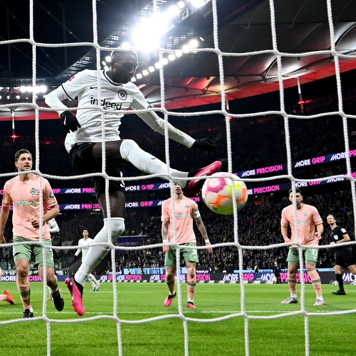 Ein Traumtor, ein Herzchen: Can Uzun. - Foto: Arne Dedert/dpa