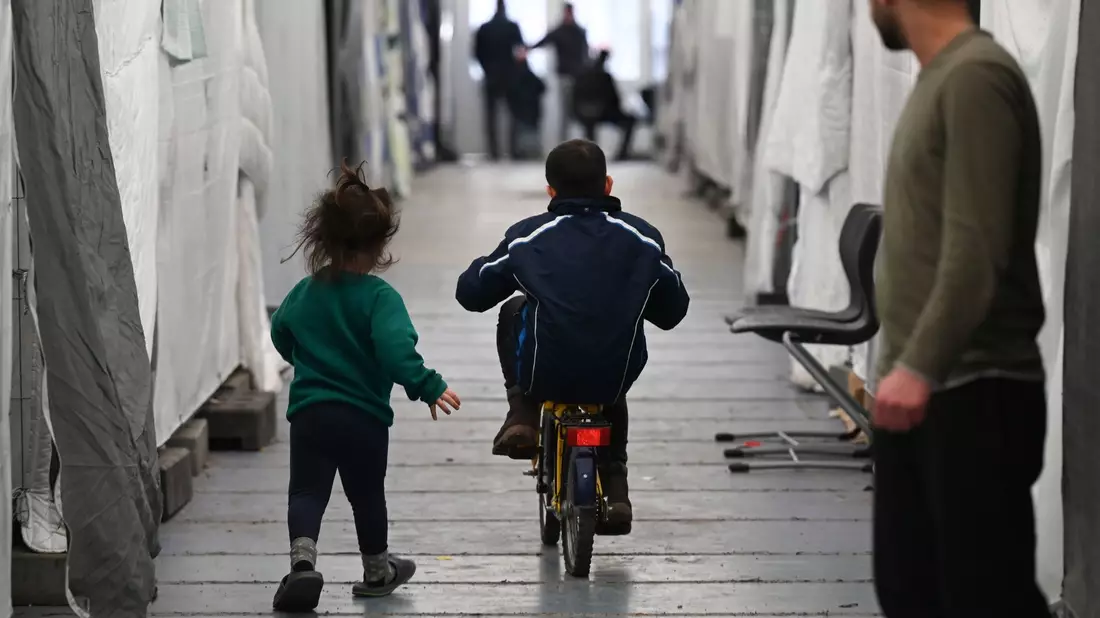 Flüchtlinge in einem der Zelte einer provisorischen Flüchtlingsunterkunft im hessischen Bensheim. - Bild: Arne Dedert/dpa