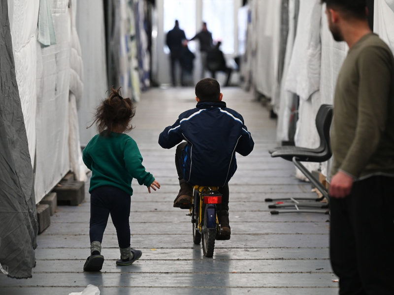 Flüchtlinge in einem der Zelte einer provisorischen Flüchtlingsunterkunft im hessischen Bensheim. - Foto: Arne Dedert/dpa