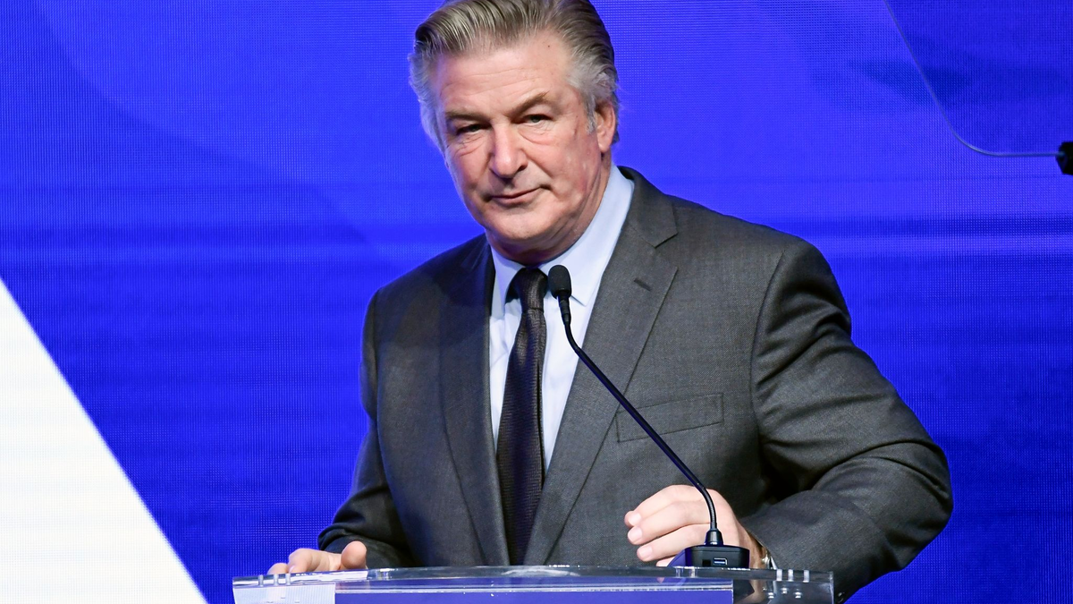 Eine Grand Jury untersucht in den USA, ob Anklage gegen den Schauspieler Alec Baldwin erhoben werden soll. - Foto: Evan Agostini/Invision/AP/dpa