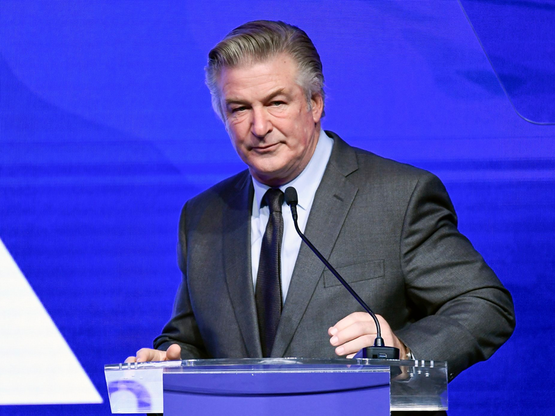 Eine Grand Jury untersucht in den USA, ob Anklage gegen den Schauspieler Alec Baldwin erhoben werden soll. - Foto: Evan Agostini/Invision/AP/dpa