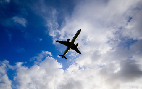 Deutsche Spitzenpolitiker reisen kaum mit Linienflügen. - Foto: Julian Stratenschulte/dpa