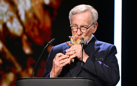 US-Regisseur Steven Spielberg freut sich über die Auszeichnung mit dem Goldenen Ehrenbären der Berlinale. - Foto: Jens Kalaene/dpa