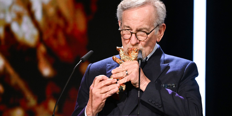 US-Regisseur Steven Spielberg freut sich über die Auszeichnung mit dem Goldenen Ehrenbären der Berlinale. - Foto: Jens Kalaene/dpa