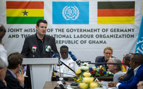 Hubertus Heil besucht den Kantamanto-Markt in Accra, auf dem unter anderem Kleidung aus Europa verkauft oder weiterverarbeitet wird. - Foto: Christophe Gateau/dpa