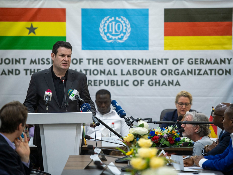 Hubertus Heil besucht den Kantamanto-Markt in Accra, auf dem unter anderem Kleidung aus Europa verkauft oder weiterverarbeitet wird. - Foto: Christophe Gateau/dpa