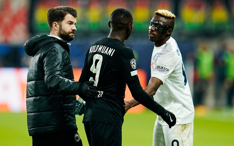 Frankfurts Randal Kolo Muani (M) verlässt nach der Roten Karte das Spielfeld. - Foto: Uwe Anspach/dpa