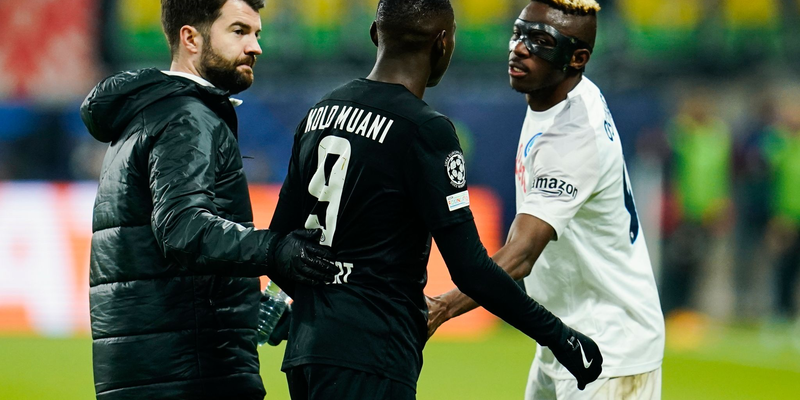Frankfurts Randal Kolo Muani (M) verlässt nach der Roten Karte das Spielfeld. - Foto: Uwe Anspach/dpa