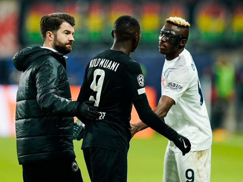 Frankfurts Randal Kolo Muani (M) verlässt nach der Roten Karte das Spielfeld. - Foto: Uwe Anspach/dpa