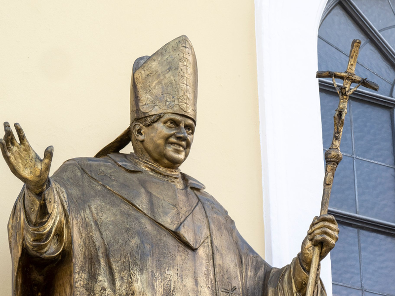 Ein Briefwechsel zwischen dem damals noch Kardinal Ratzinger, späteren Papst, und dem Erzbistum München ist bekannt geworden. - Foto: Peter Kneffel/dpa