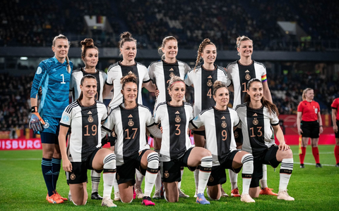 Die deutschen Spielerinnen vor der Partie gegen Schweden. - Foto: Fabian Strauch/dpa