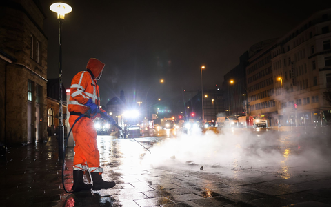 Arbeiten in der Dunkelheit: Ein Mitarbeiter der Stadtreinigung in Hamburg. - Foto: Christian Charisius/dpa Arbeiten in der Dunkelheit: Ein Mitarbeiter der Stadtreinigung in Hamburg. - Foto: Christian Charisius/dpa