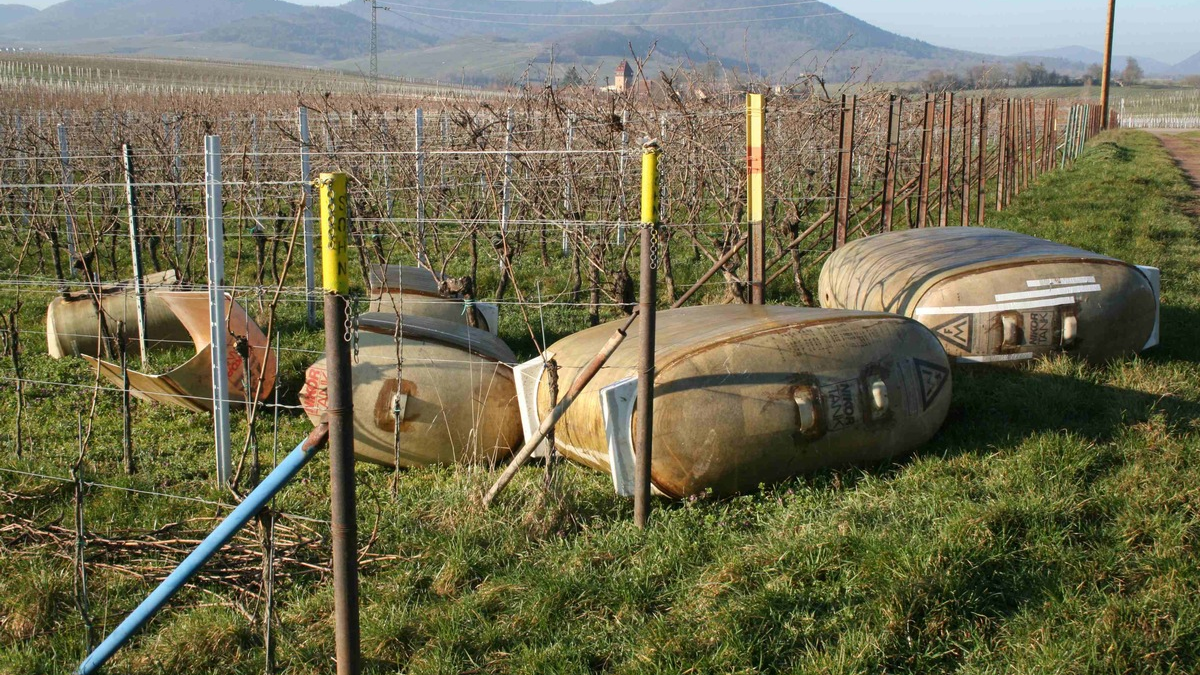 POL-SN: Illegale Entsorgung von Ölfässern - Polizei bittet um Hinweise - Foto: presseportal.de