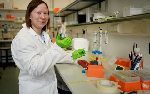 Die Biochemikerin Nadine Großmann, Mitglied des Vorstands des Vereins Loudrare, steht in einem Labor einer Berliner Universität. Großmann ist an dem Gen-Defekt «FOP» erkrankt: Dort bilden sich bei der Wundheilung Knochen statt Narbengewebe. - Foto: Jörg Carstensen/dpa
