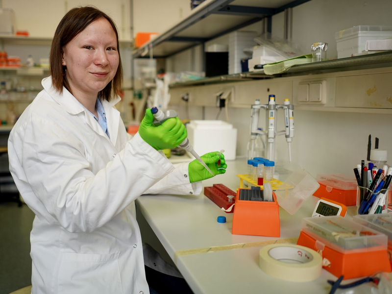 Die Biochemikerin Nadine Großmann, Mitglied des Vorstands des Vereins Loudrare, steht in einem Labor einer Berliner Universität. Großmann ist an dem Gen-Defekt «FOP» erkrankt: Dort bilden sich bei der Wundheilung Knochen statt Narbengewebe. - Foto: Jörg Carstensen/dpa