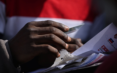 Eine Person lässt sich in Mexiko auf eine Liste setzen, um dadurch Infos über die Beantragung von Asyl in den USA zu erhalten. - Foto: Carlos A. Moreno/ZUMA/dpa