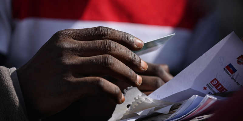 Eine Person lässt sich in Mexiko auf eine Liste setzen, um dadurch Infos über die Beantragung von Asyl in den USA zu erhalten. - Foto: Carlos A. Moreno/ZUMA/dpa