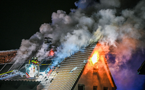 Ein Grill hat in Essingen in Baden-Württemberg das Dachgeschoss eines Wohnhauses in Flammen gesetzt. - Foto: Marius Bulling/Ostalb Network/dpa