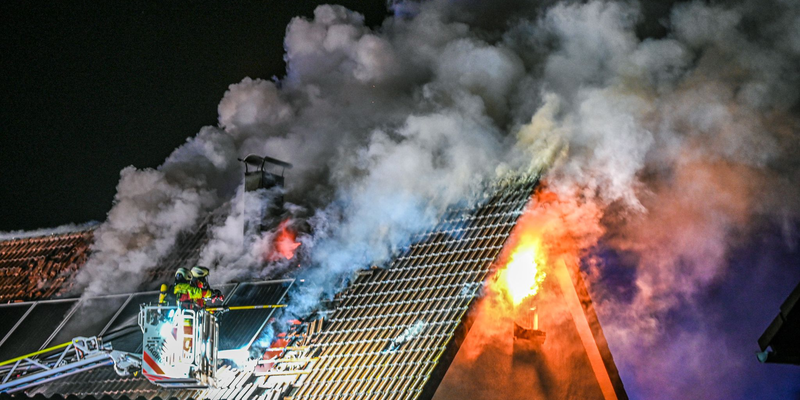 Ein Grill hat in Essingen in Baden-Württemberg das Dachgeschoss eines Wohnhauses in Flammen gesetzt. - Foto: Marius Bulling/Ostalb Network/dpa