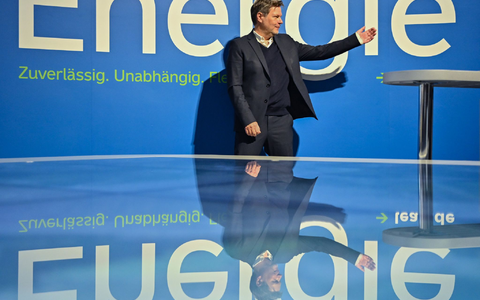 Robert Habeck besuchte vier Standorte in der Lausitz, um sich über verschiedene Maßnahmen der Transformation in der Tagebauregion zu informieren. - Foto: Patrick Pleul/dpa