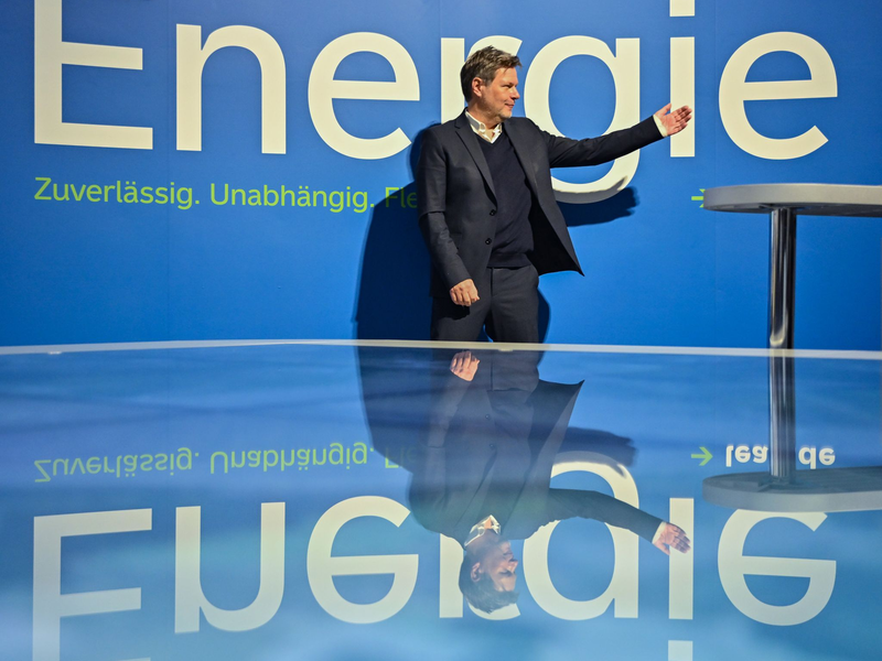 Robert Habeck besuchte vier Standorte in der Lausitz, um sich über verschiedene Maßnahmen der Transformation in der Tagebauregion zu informieren. - Foto: Patrick Pleul/dpa