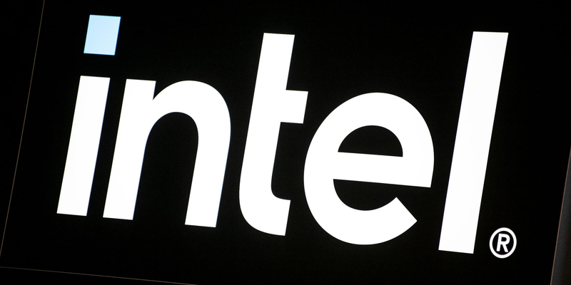 Der Chip-Riese Intel wird vom Schrumpfen des PC-Marktes schwer erwischt und schwächelt auch im Geschäft mit Rechenzentren. - Foto: Fabian Sommer/dpa