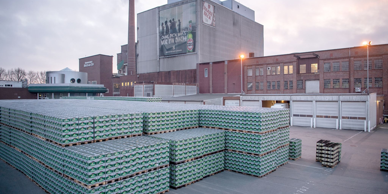 Bereits im April des vergangenen Jahres hatte die Produktion bei Beck’s in Bremen wegen eines Warnstreiks mehrere Stunden geruht. - Foto: Sina Schuldt/dpa