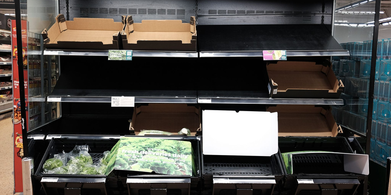 Leere Obst- und Gemüseregale in einem Supermarkt. Mehrere Supermarktketten in Großbritannien wie Aldi und Tesco begrenzen wegen Nachschubproblemen den Verkauf einiger Gemüse- und Obstsorten. - Foto: Yui Mok/PA Wire/dpa