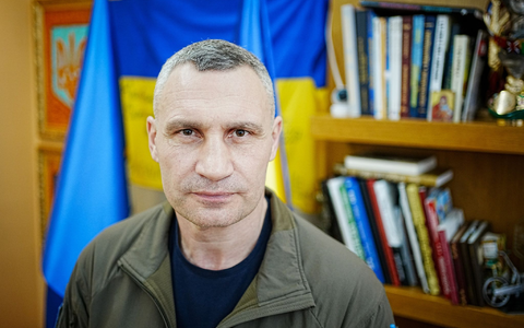 Kiews Bürgermeister Vitali Klitschko hat Journalisten der Deutschen Presse-Agentur in seinem Büro im Rathaus der ukrainischen Hauptstadt empfangen. - Foto: Kay Nietfeld/dpa