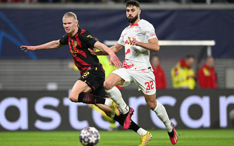 Man-City-StĂŒrmer Erling Haaland (l) im Zweikampf mit Josko Gvardiol. - Foto: Hendrik Schmidt/dpa Man-City-StĂŒrmer Erling Haaland (l) im Zweikampf mit Josko Gvardiol. - Foto: Hendrik Schmidt/dpa