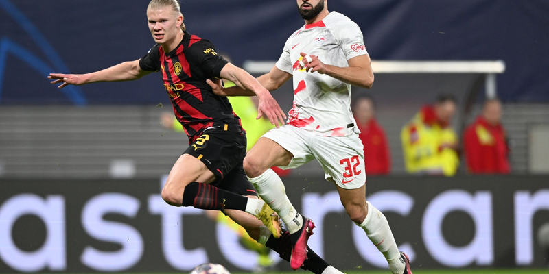 Man-City-Stürmer Erling Haaland (l) im Zweikampf mit Josko Gvardiol. - Foto: Hendrik Schmidt/dpa