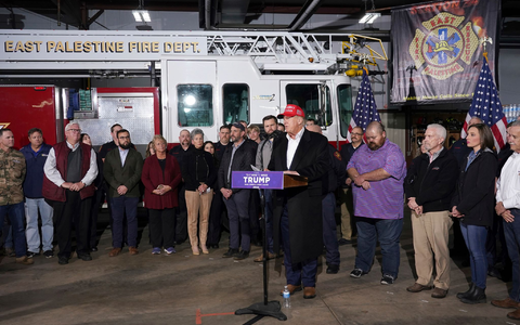 Ex-US-Präsident Donald Trump bei seinem Besuch der Feuerwehr von East Palestine, wo Anfang Februar ein mit Chemikalien beladener Güterzug entgleiste. - Foto: Matt Freed/AP/dpa