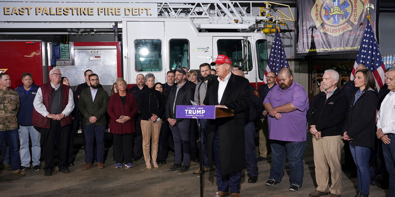 Ex-US-Präsident Donald Trump bei seinem Besuch der Feuerwehr von East Palestine, wo Anfang Februar ein mit Chemikalien beladener Güterzug entgleiste. - Foto: Matt Freed/AP/dpa