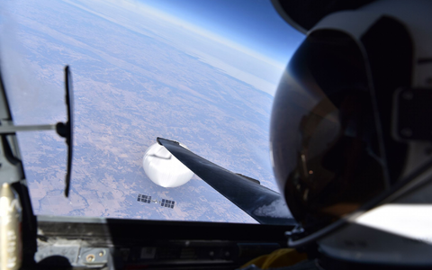 Ein Pilot der U.S. Air Force blickt auf den mutmaßlichen chinesischen Überwachungsballon hinab. Der Ballon hatte nach seiner Entdeckung tagelang große Teile der USA überflogen, auch Militäreinrichtungen. - Foto: -/Department of Defense via DVIDS/dpa