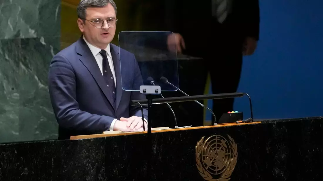 In seiner Rede spricht der ukrainische Außenminister Dmytro Kuleba über 200 erfolglose Runden an Friedensverhandlungen. - Bild: Mary Altaffer/AP/dpa
