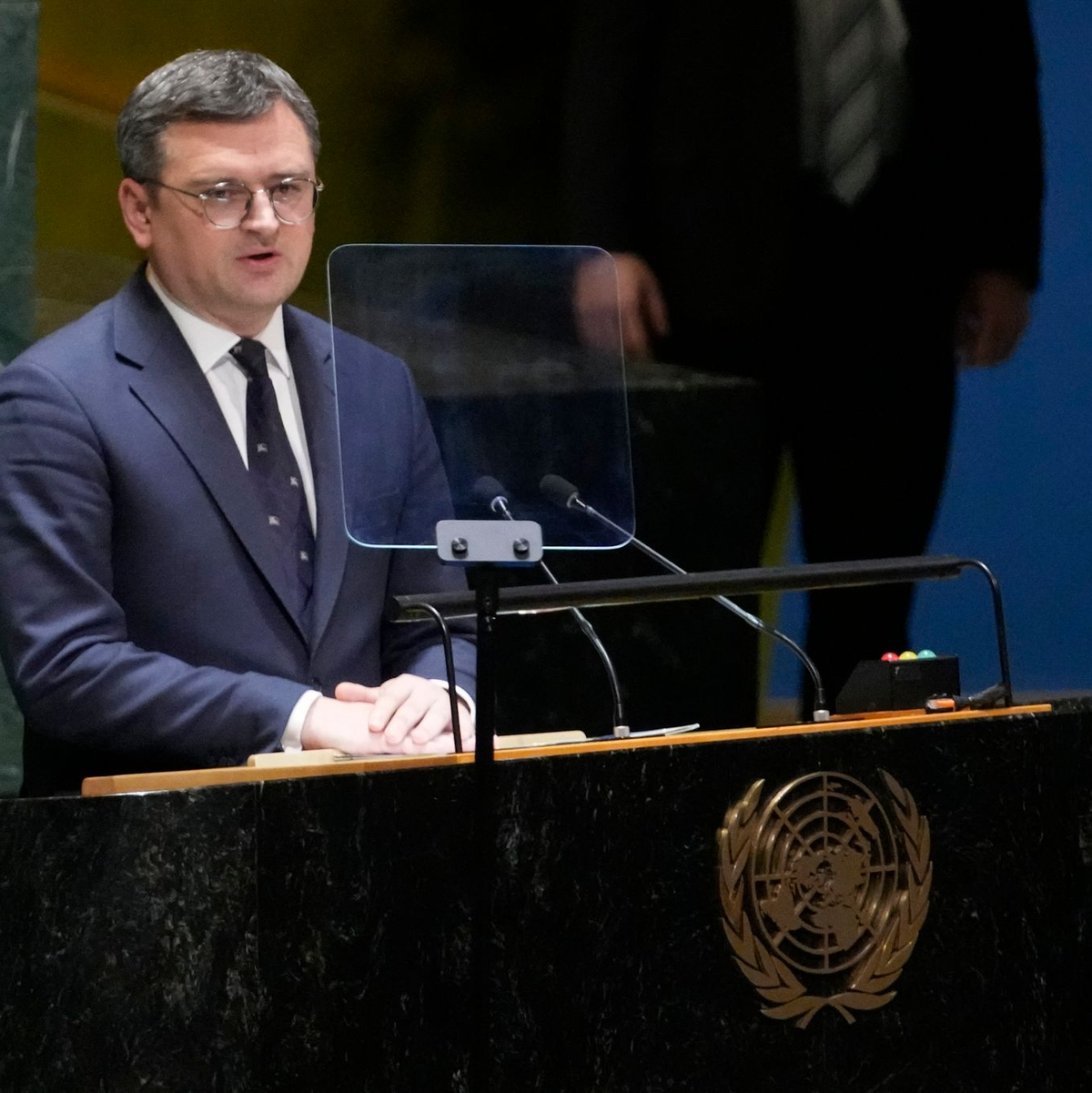 In seiner Rede spricht der ukrainische Außenminister Dmytro Kuleba über 200 erfolglose Runden an Friedensverhandlungen. - Foto: Mary Altaffer/AP/dpa