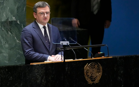 In seiner Rede spricht der ukrainische Außenminister Dmytro Kuleba über 200 erfolglose Runden an Friedensverhandlungen. - Foto: Mary Altaffer/AP/dpa