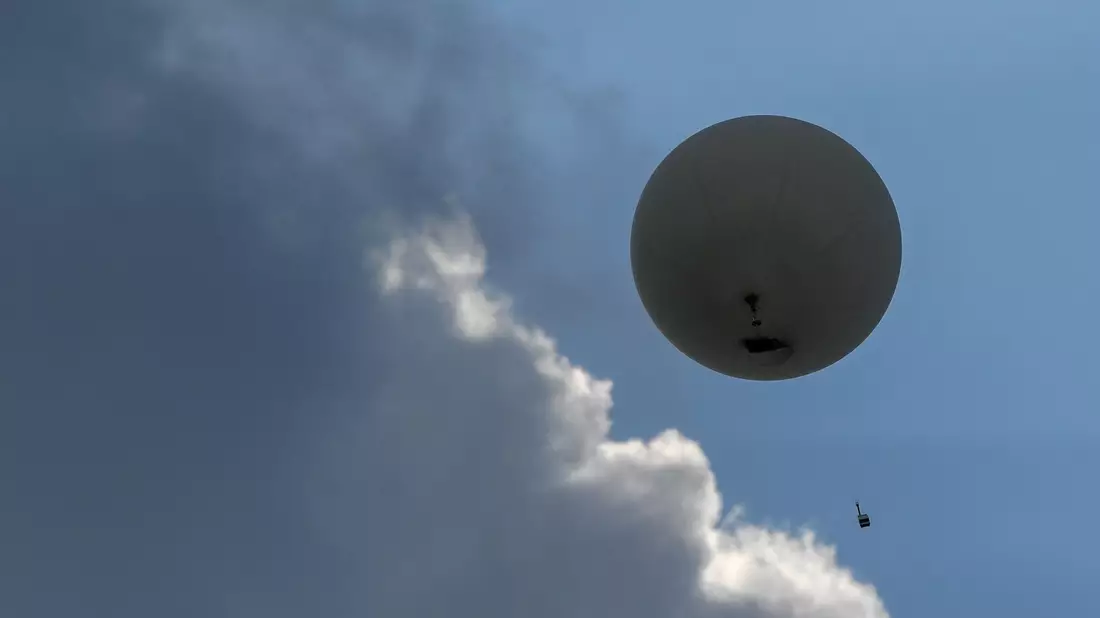 Ein Wetterballon mit einer Radiosonde steigt in den Himmel. - Bild: Patrick Pleul/dpa-Zentralbild/dpa