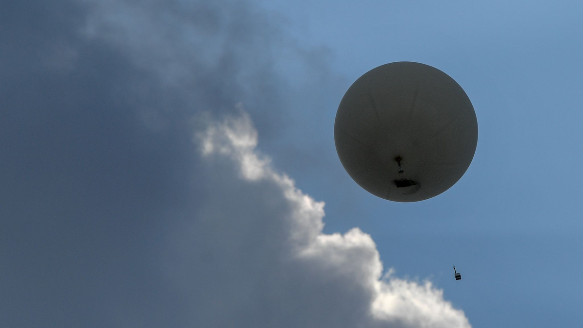 Ein Wetterballon mit einer Radiosonde steigt in den Himmel. - Foto: Patrick Pleul/dpa-Zentralbild/dpa