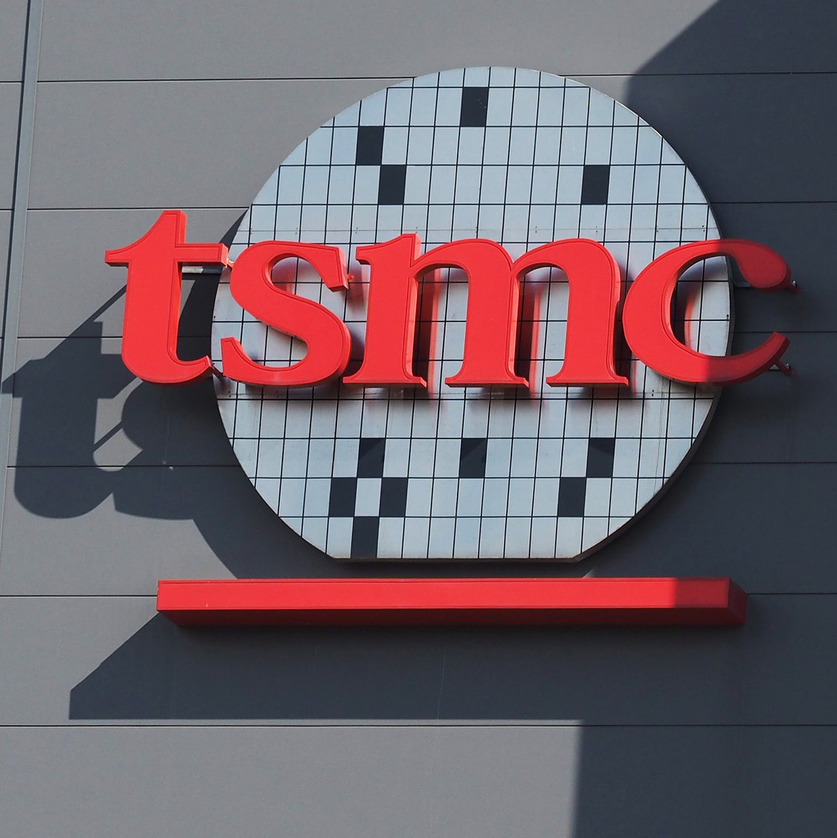 Unter maßgeblicher Führung von TSMC entsteht in Dresden ein neues Halbleiterwerk, das ESMC. (Archivbild) - Foto: David Chang/EPA/dpa