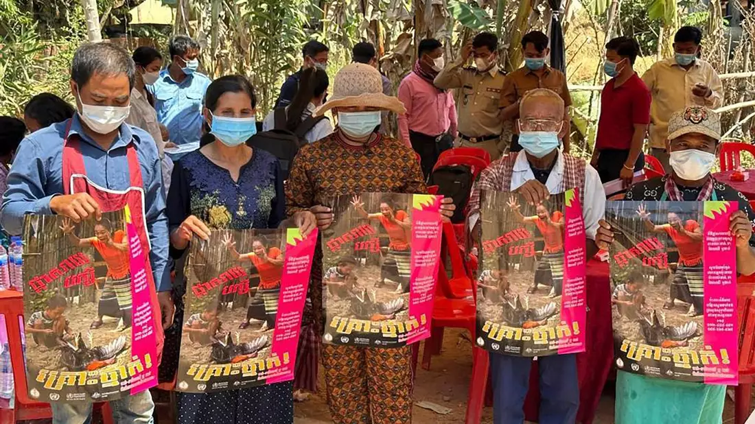 Plakate sollen in Kambodscha helfen, die Menschen über Ansteckungsgefahren zu informieren (Archivbild) - Bild: Cambodia Ministry of Health/AP/dpa