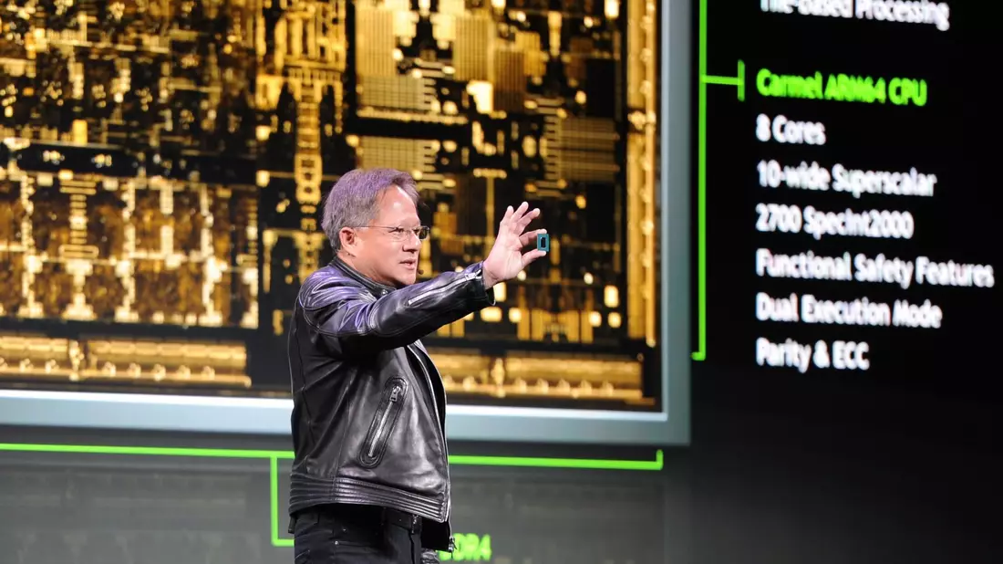 Nvidia-Chef Jensen Huang zeigt auf der hauseigenen Entwicklerkonferenz GTC den neuen KI-Chip Blackwell. - Bild: Andrej Sokolow/dpa