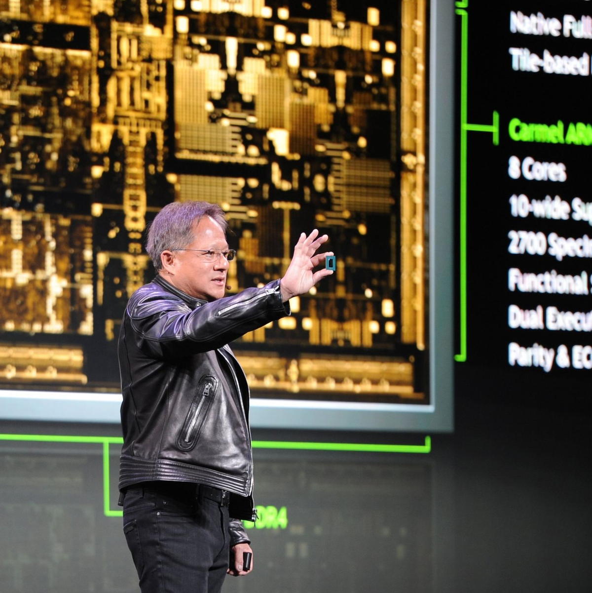Nvidia-Chef Jensen Huang zeigt auf der hauseigenen Entwicklerkonferenz GTC den neuen KI-Chip Blackwell. - Foto: Andrej Sokolow/dpa