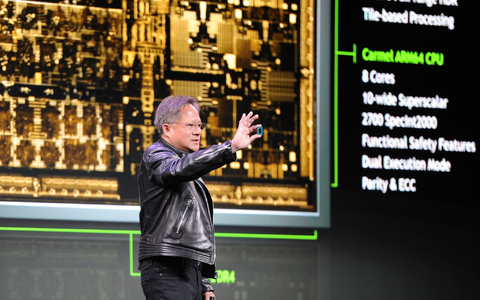 Nvidia-Chef Jensen Huang zeigt auf der hauseigenen Entwicklerkonferenz GTC den neuen KI-Chip Blackwell. - Foto: Andrej Sokolow/dpa