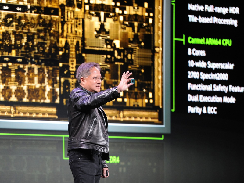 Nvidia-Chef Jensen Huang zeigt auf der hauseigenen Entwicklerkonferenz GTC den neuen KI-Chip Blackwell. - Foto: Andrej Sokolow/dpa