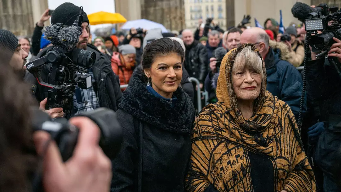Schon im Februar 2023 meldeten sich Sahra Wagenknecht und Alice Schwarzer gemeinsam mit einem «Manifest für Frieden», jetzt unterstützen sie einen neuen Vorstoß für einen Waffenstillstand in der Ukraine. (Archivbild) - Bild: Christophe Gateau/dpa